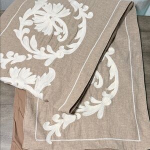 Williams Sonoma Tan and White Floral Table Runner 16 X 90
